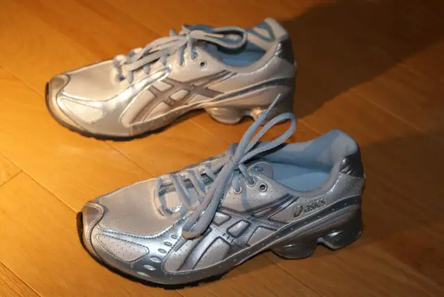 ASICS GEL ladies sports shoes 6.5US size in Women's - Shoes in Mississauga / Peel Region - Image 2