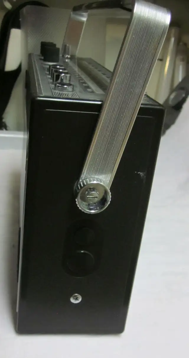 Vintage Telefunken Bajazzo Sport 101K transistor radio in Arts & Collectibles in Guelph - Image 4