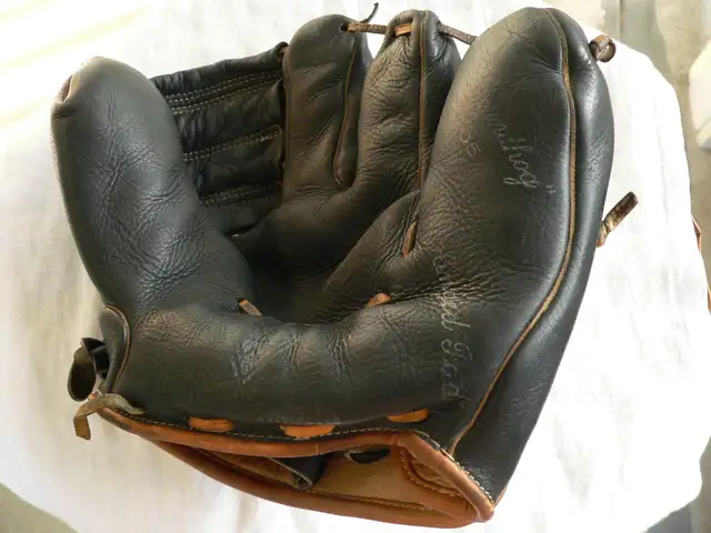 1950s Cooper Weeks Leather 3 Finger Baseball Glove. Groundhog. in Arts & Collectibles in Oakville / Halton Region - Image 11