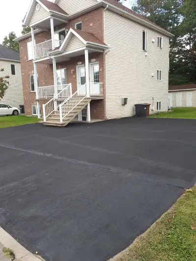 Grand 4/2 situé sur la rue fradet dans le boisier Messier. Appartement situé au demi sous-sol avec u...