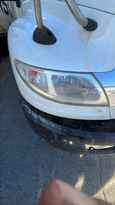 international série 4000 2019 côté passager headlight
