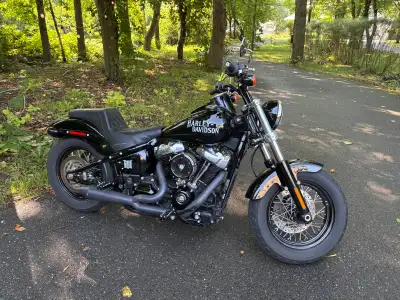 Harley Davidson softail slim 2021 Acheter en 2022 jamais rouler sour la pluie Saddleman seat, midcon...