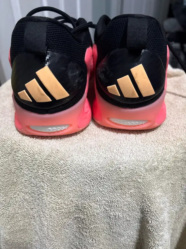 kids basketball shoes in Basketball in Calgary - Image 4