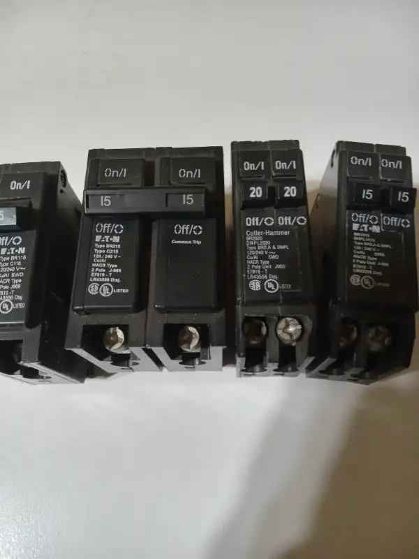 4 breaker cutler hammer de 15amp et 20 amp in Other in Thetford Mines - Image 2