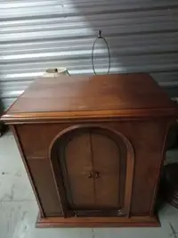 ANTIQUE / VINTAGE RADIO , USE AS SMALL DISPLAY SIDE TABLE, SOLID