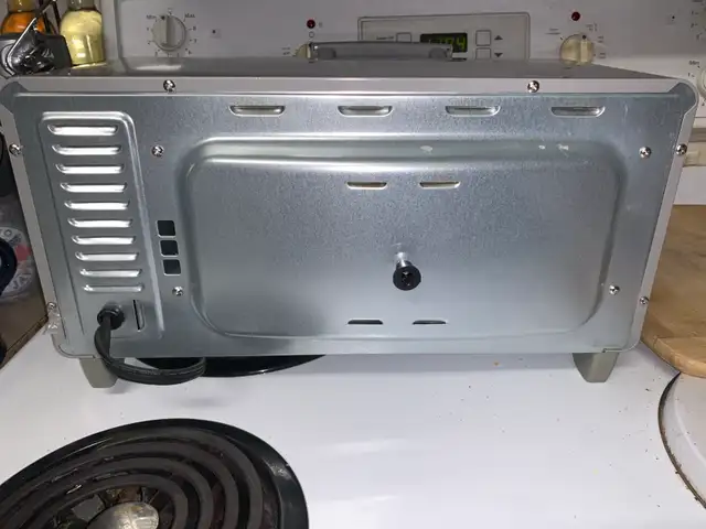 Black+Decker Toaster Oven (Model: TO1785SGC) in Toasters & Toaster Ovens in Mississauga / Peel Region - Image 3