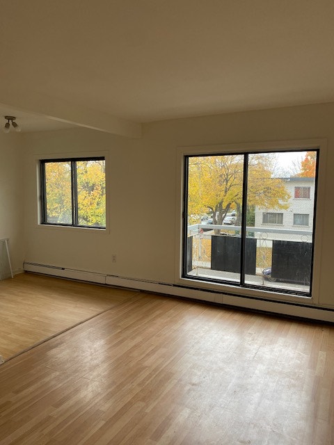 Excellent location, renovated large 4 1/2 available — photo 1