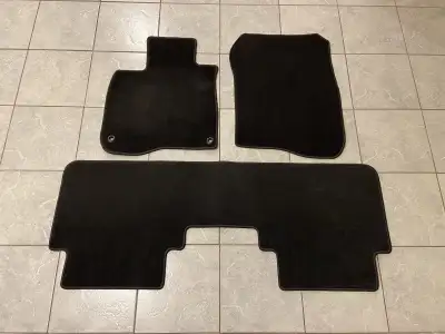 Brand new 3 piece CR-V summer carpeted floor mats. Came from a 2023 model.