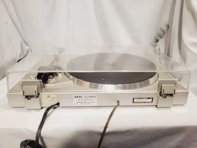Akai AP-Q310 Record Player Turntable in Stereo Systems & Home Theatre in Mississauga / Peel Region - Image 8