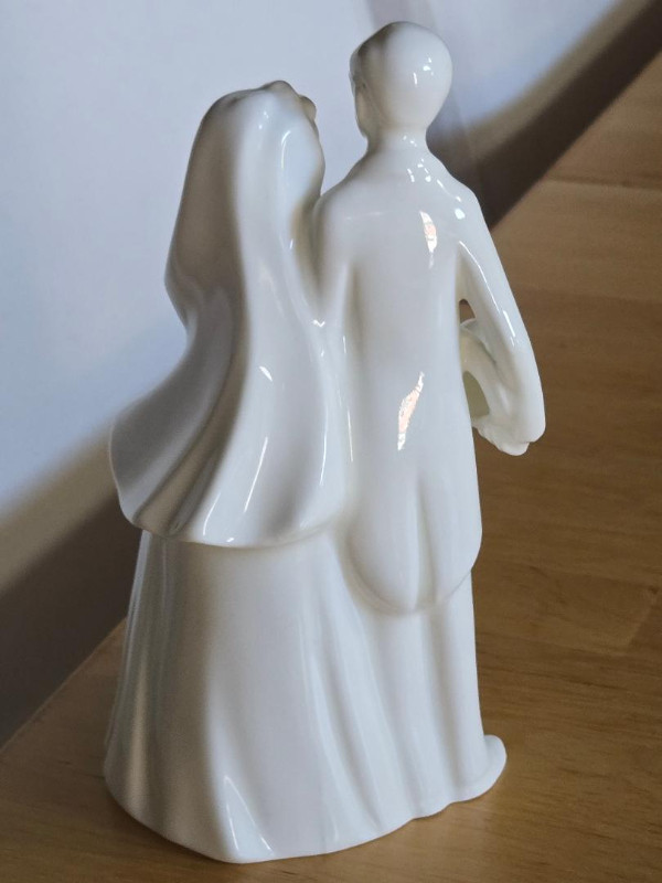 Royal Doulton Images Bride and Groom Figurine in Arts & Collectibles in Markham / York Region - Image 2