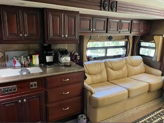 2012 American Revolution 42T – Luxury Diesel Pusher in RVs & Motorhomes in Revelstoke - Image 7