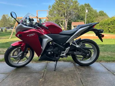 Selling my Honda CBR250R ABS (2012) in great condition. Only 11,983 km ABS braking system Very few m...
