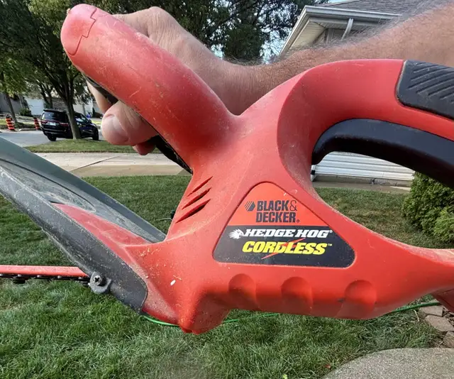 Black and Decker Cordless Hedge Trimmer in Outdoor Tools & Storage in Windsor Region - Image 4