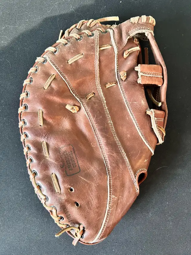 THE BIG SCOOP Vintage WILSON  1st Base Baseball Glove COW HIDE in Arts & Collectibles in Ottawa - Image 4