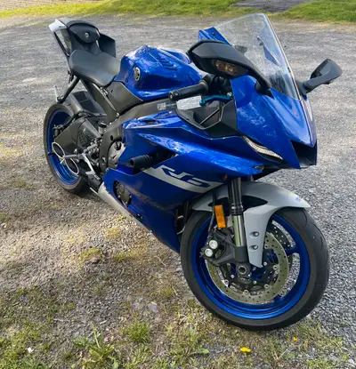 2020 Yamaha R6 with 1,645 kms on it. Stored in a heated garage. Pazzo Shorty Levers, Toce slip on ex...