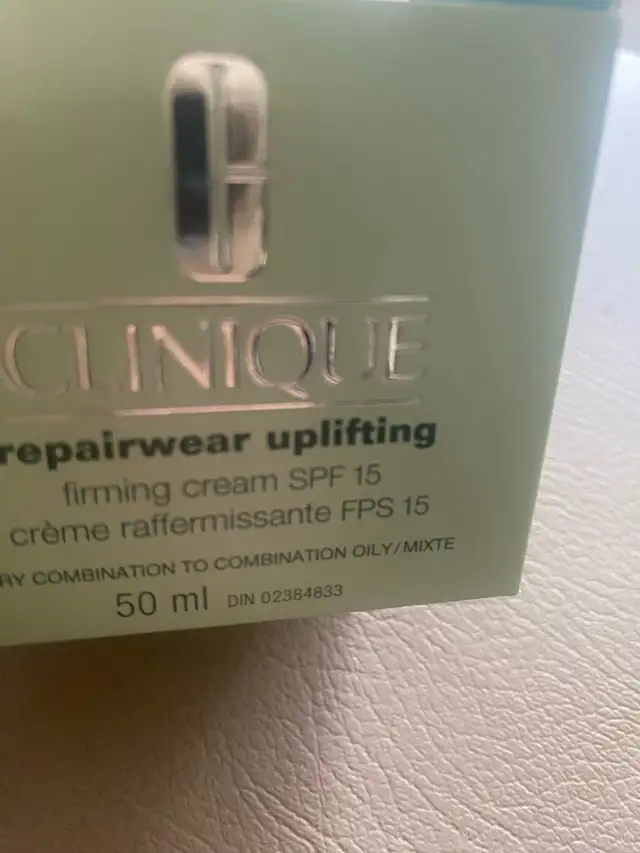 Clinique Set in Bags & Luggage in Mississauga / Peel Region - Image 4