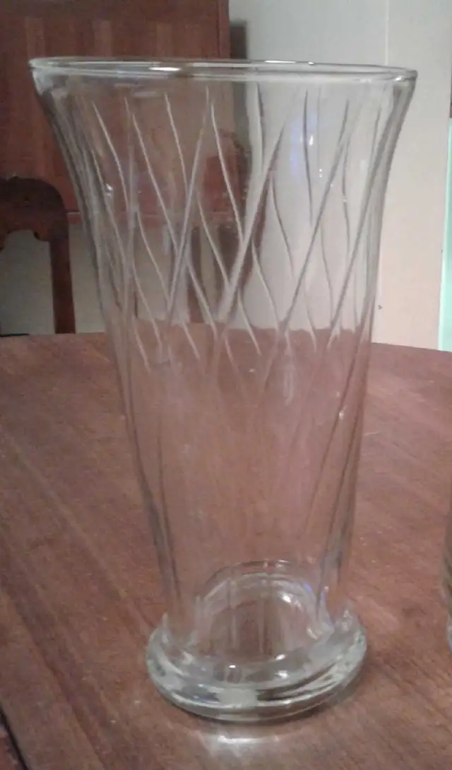 Tall 10" Glass Vase - Spiral Design in Arts & Collectibles in Oshawa / Durham Region - Image 4