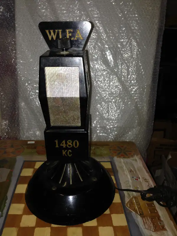VINTAGE BAKELITE WLEA 1480 KC MIKE-RADIO UNIVERSAL PUBLICIZERS in Arts & Collectibles in Mississauga / Peel Region - Image 2