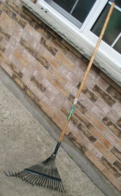 Yardworks W.22" Metal 22-Tine Leaf Rake 60" wood Shaft Good cond, View more