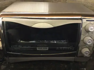 Four grille-pain Propre et fonctionnel Juste plus besoin Disponible à Laval