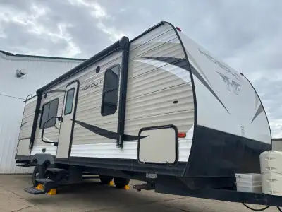 2018 Keystone Hideout 22RBWE - with outdoor kitchen Unit #2026-04 4900 lbs UVW / 7600 lbs GVWR Sleep...