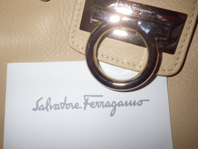 Salvtore Ferragamo  SAC À MAIN  d'Italie / HANDBAG dall'Italia dans Femmes - Sacs et portefeuilles  à Ville de Montréal - Image 2