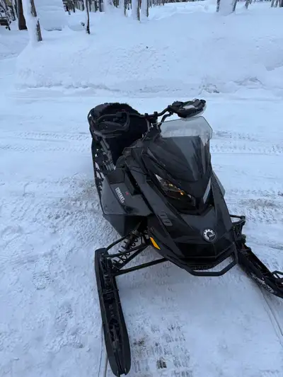 Ski-doo pratiquement neuf, très peu utilisé. 1290 km au compteur, banc double et poignée disponible,...