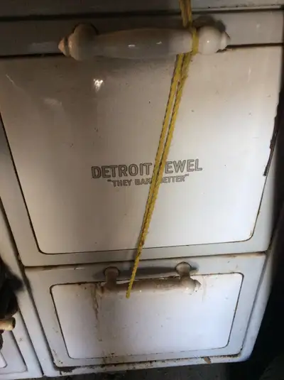 DETROIT JEWEL GAS STOVE...VINTAGE STOVE IN GOOD CONDITION AND COMPLETE....IDEAL ADDITION TO COMPLIME...