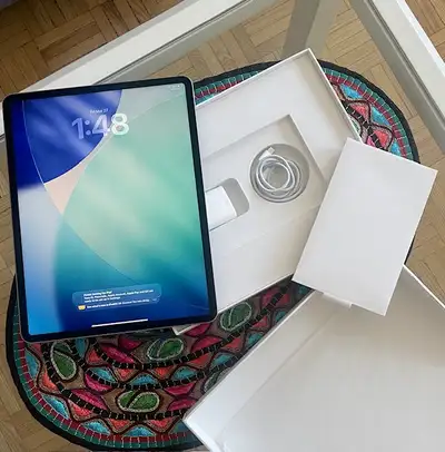 New Apple ipad pro 6 12,9 inch super retina M2 cpu 128gb storage it comes with with box and charger...