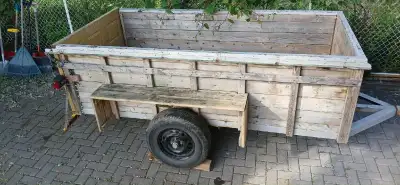 Remorque artisanale fait à la main en bois traité, 50" large, 30" profond, 9 pied de long. Très soli...