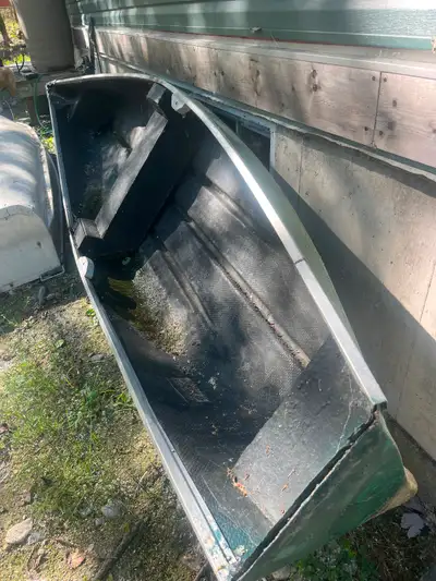 Older square back canoe needs work 150$