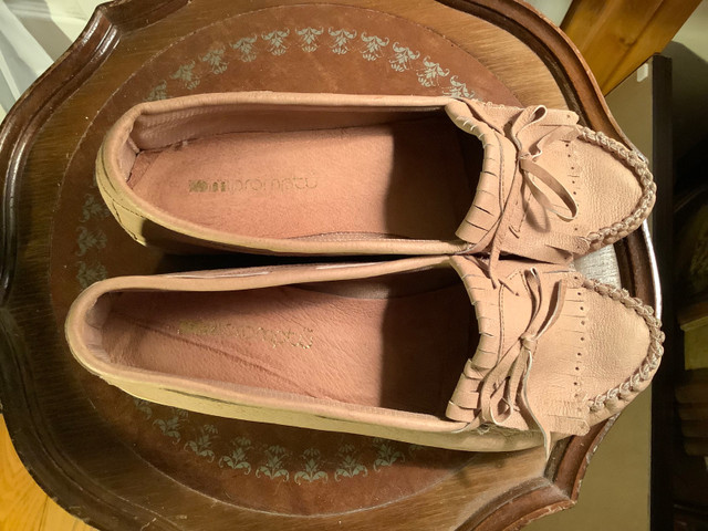 Vintage Women’s Leather Impromptu Moccasins in Women's - Shoes in Belleville - Image 3