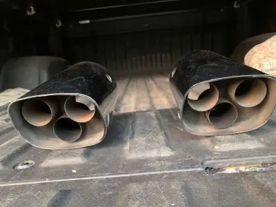 Mint condition left and right chrome exhaust tips. Removed from my 2005 Wing.