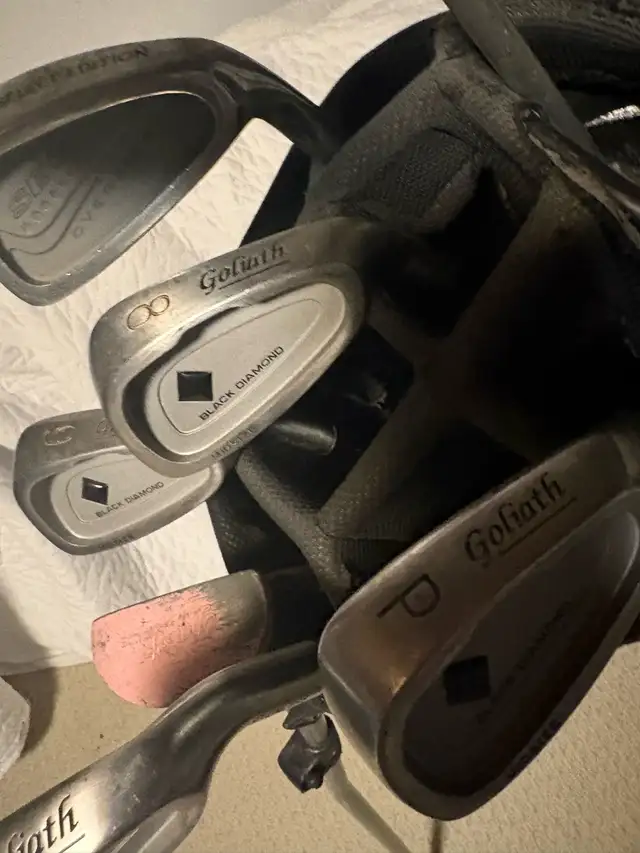 women’s right Goliath golf clubs and bag  in Golf in Guelph - Image 3