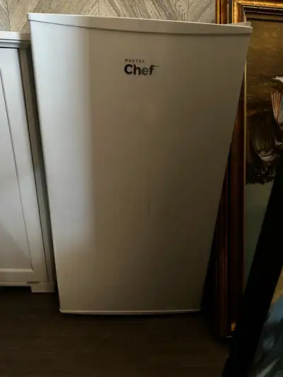 Master chef mini fridge barely used
