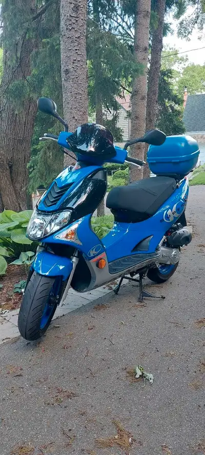 2006 kymco super 9 in almost new condition. Needs nothing, runs and starts perfectly. Only 2950km an...