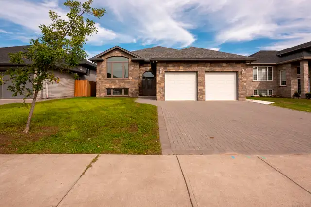 Brand-New Luxury 2-Bed Apartment with Heated Garage & Parking in Long Term Rentals in Thunder Bay - Image 2