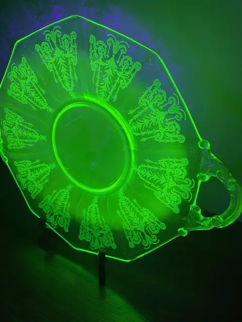 Antique - Depression Glass - Cake Plate - Glows in Arts & Collectibles in Ottawa - Image 10