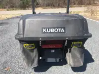 Ramasse herbe avec aspirateur kubota ZD221 48
