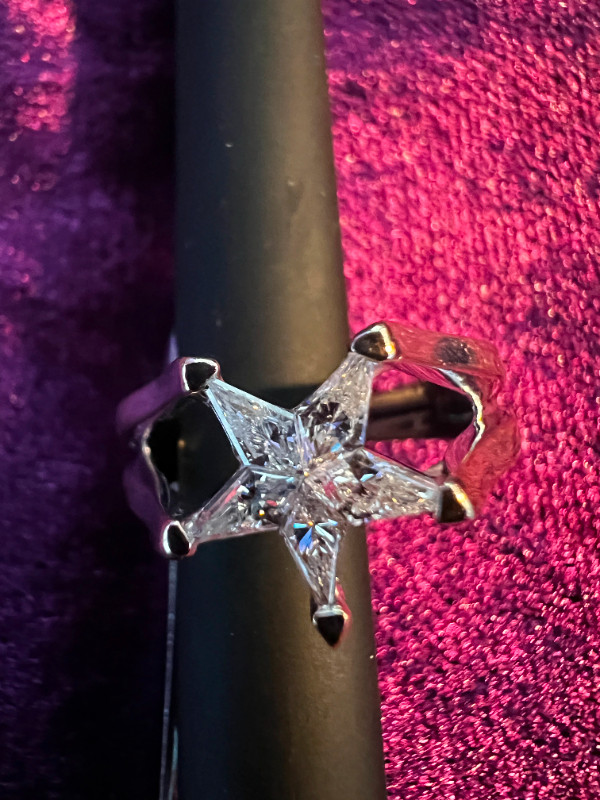 Lady's Custom 18KT white gold star shaped ring. in Jewellery & Watches in Belleville