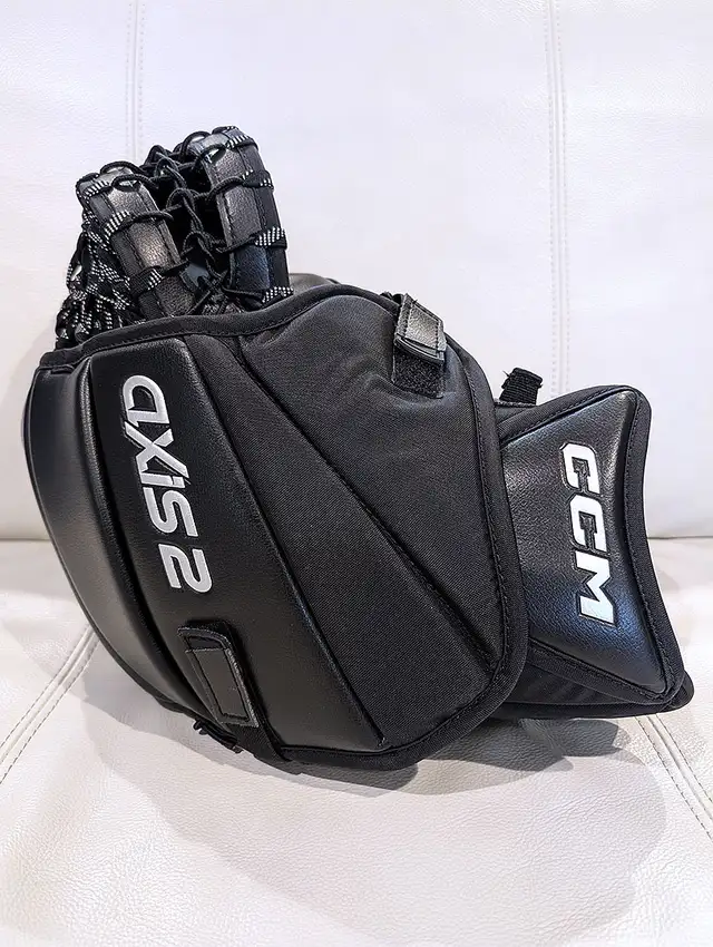 CCM Axis 2 590 Senior Pro Goalie Catcher in Hockey in City of Toronto - Image 3