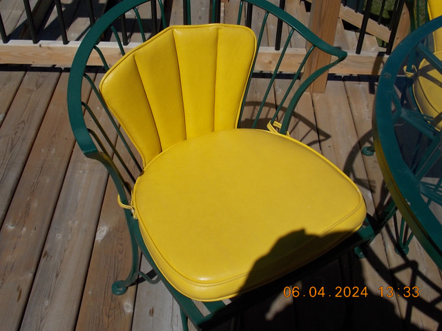 Hauser Table & 4 Chairs in Patio & Garden Furniture in Kawartha Lakes - Image 2