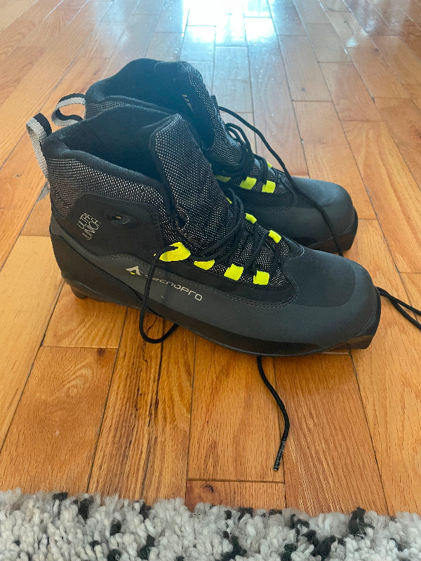 New Techono Ultra Junior SNS EU 39 1/2 Boots in Ski in Ottawa