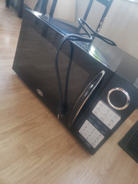 Almost Brand new Oster Microwave 