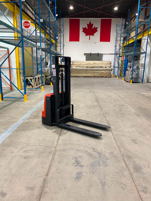 Fork Over Pallet Stacker - Low Profile - One Year Warranty dans Autres équipements commerciaux et industriels  à Ville de Montréal - Image 3
