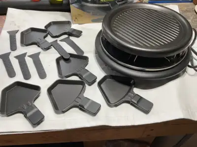 four a raclette électrique, pour 6 personnes, avec les 6 assiettes et les 6 grattoirs, comme neuf, $...