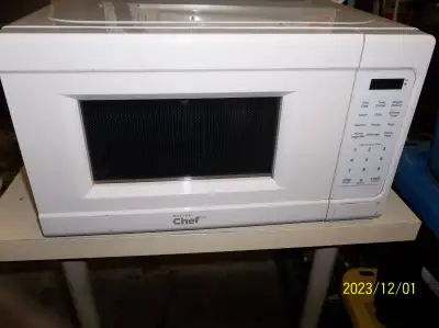 MICRO ONDES/MICROWAVES   four/ Quatre Modeles 700 WATT, View more
