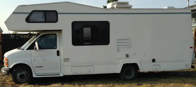 RV sleeps 6, 6 seatbelts Class C GMC CUTAWAY 24ft gas Motorhome in RVs & Motorhomes in Medicine Hat - Image 3