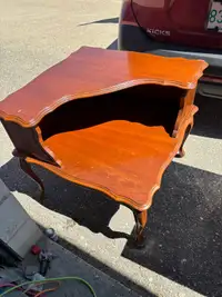 Corner wood table