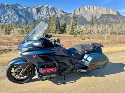 Experience the ultimate in touring comfort and performance with this 2022 Honda Goldwing. This bike...
